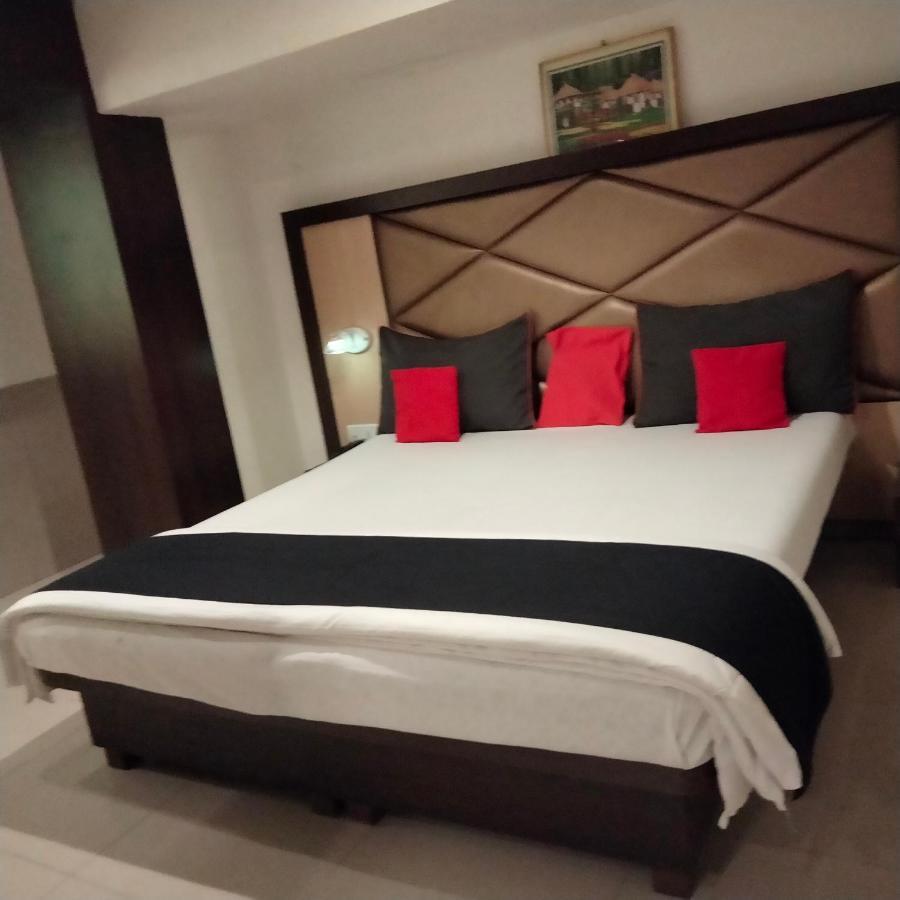 Hotel Everest Lodging Наві-Мумбаї Екстер'єр фото
