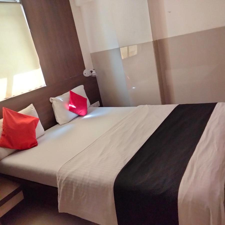 Hotel Everest Lodging Наві-Мумбаї Екстер'єр фото