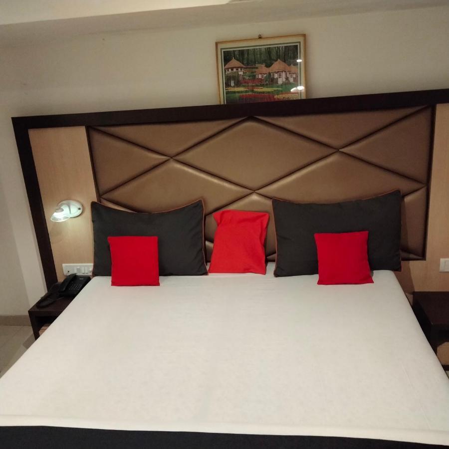 Hotel Everest Lodging Наві-Мумбаї Екстер'єр фото