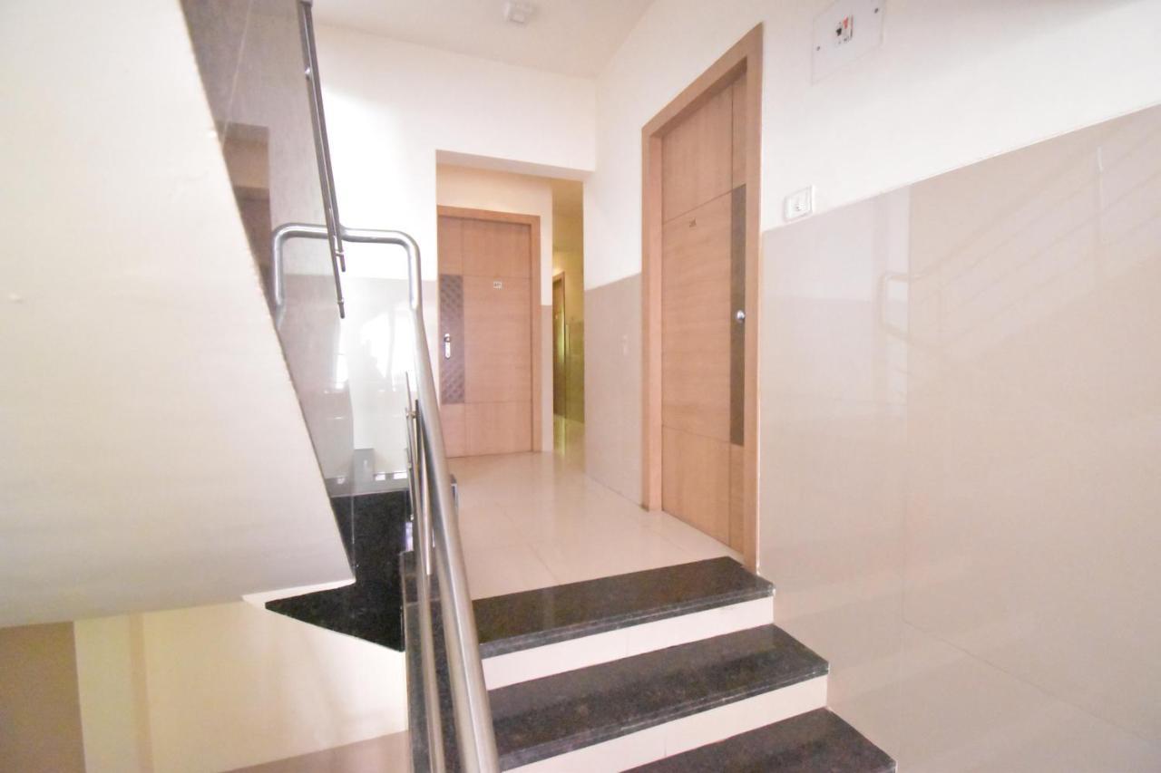 Hotel Everest Lodging Наві-Мумбаї Екстер'єр фото