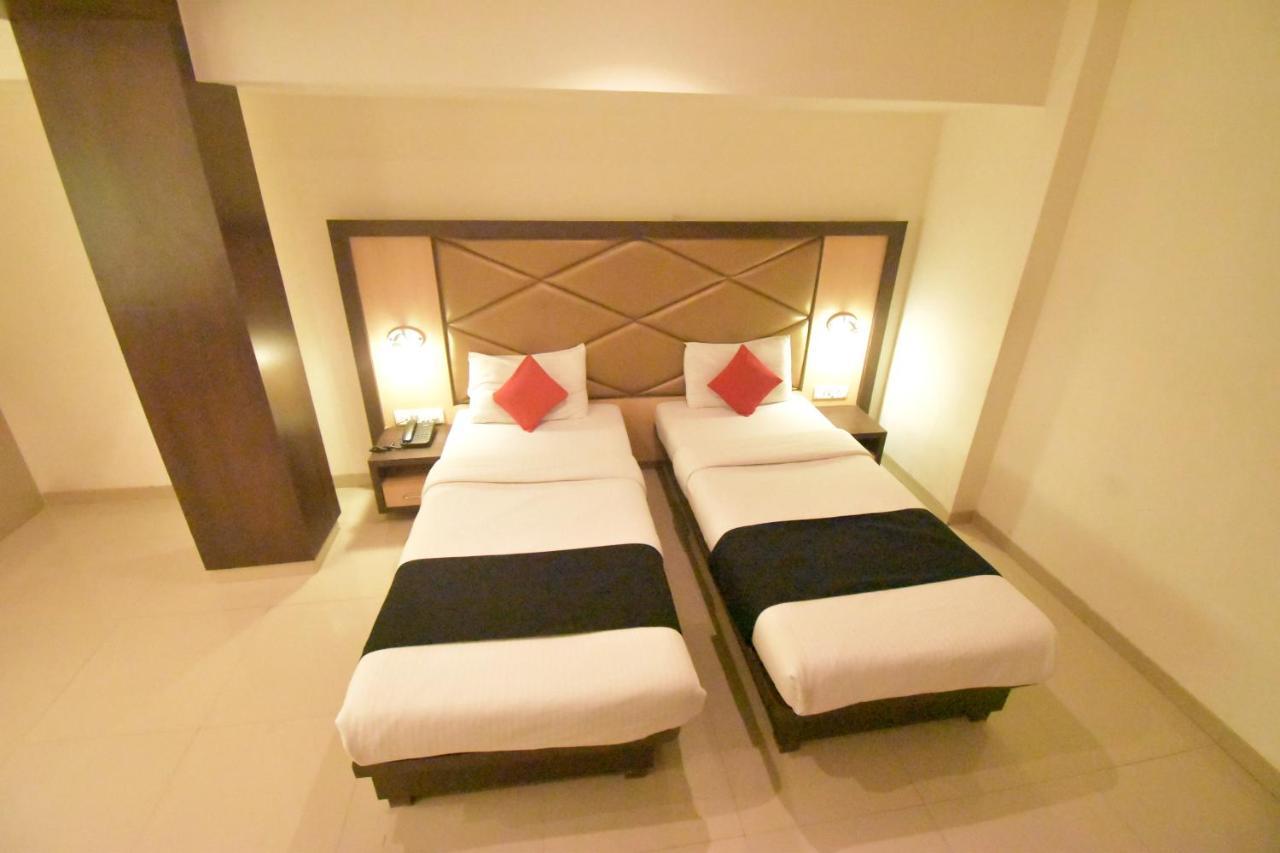 Hotel Everest Lodging Наві-Мумбаї Екстер'єр фото