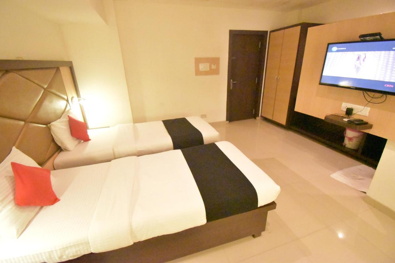 Hotel Everest Lodging Наві-Мумбаї Екстер'єр фото